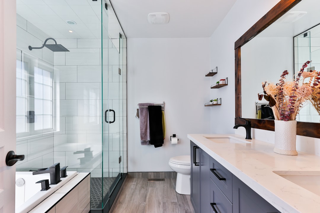 Helles Badezimmer mit bodengleicher Dusche und modernen Armaturen